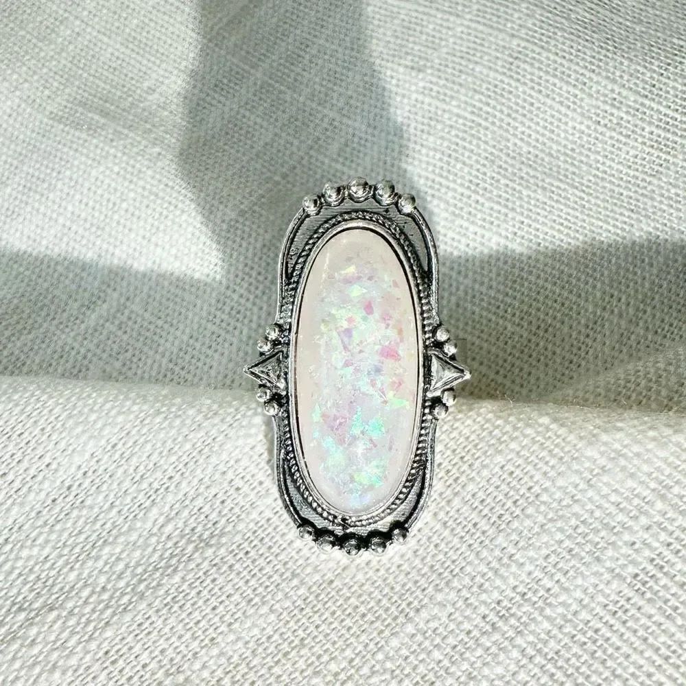 Elongated oval Faux white opalâovalâringâ-âsizeâ8